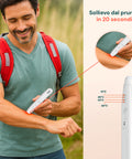 Uomo sorridente con zaino utilizza dispositivo terapeutico Avilia per sollievo dal prurito in 20 secondi, con 4 livelli di temperatura da 40°C a 51°C

