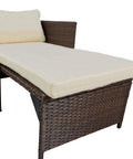 Dettaglio della chaise longue del divano angolare Zendea con struttura in rattan intrecciato marrone e cuscino bianco imbottito
